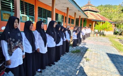 Upacara Bendera di MTsN 4 Buol: Sambut Siswa Baru Kelas VII, Santunan Anak Yatim, dan Rapat Pembinaan ASN